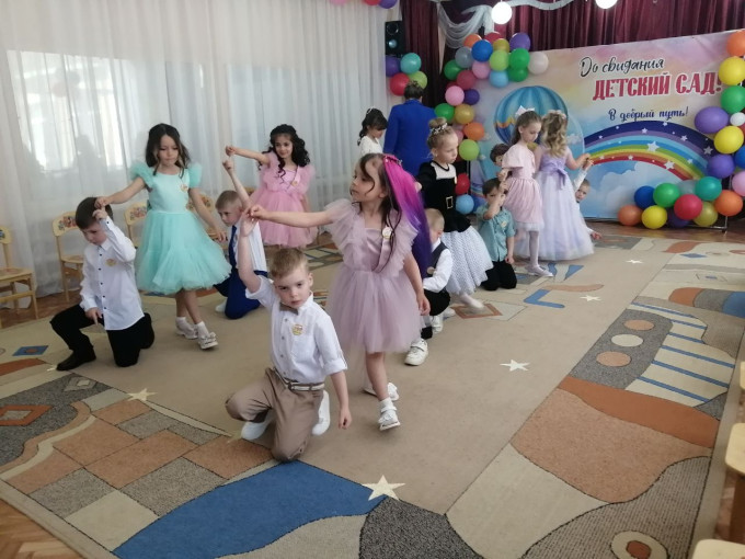 Выпускной бал в подготовительной группе "Вишенка" Выпускной бал в подготовительной группе "Вишенка".